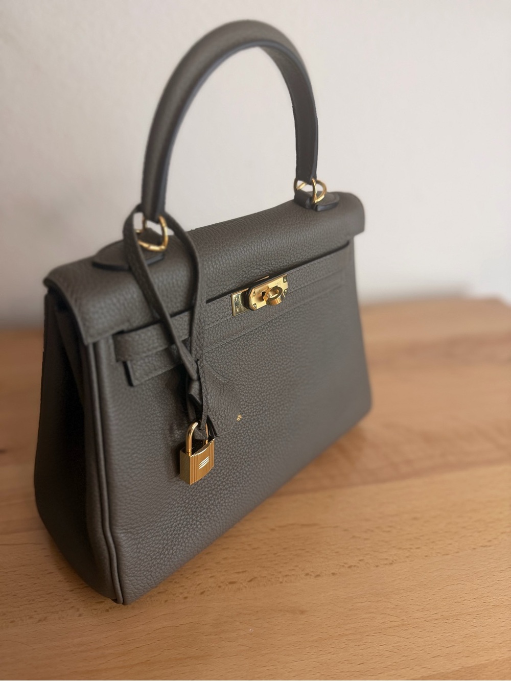 Gray Top-Handle H Togo Kelly Retourne 25 bag Etain grey GHW HANDMADE neutral
